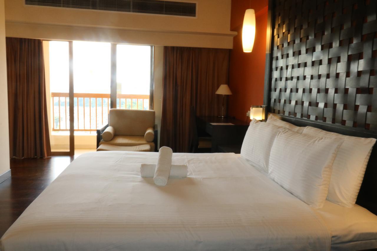 Millennium Suite At Pyramid Tower Petaling Jaya Exterior photo